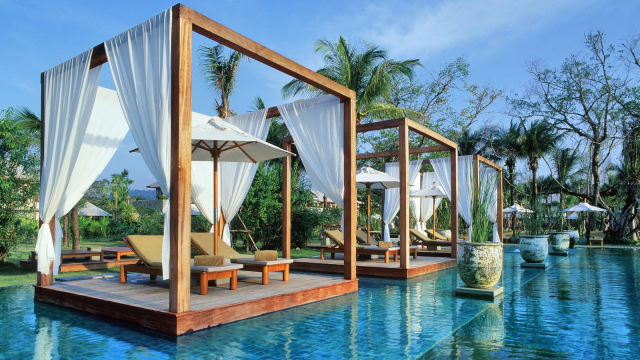 Ya sea que quieras una caminata de aventura con champaña o un día de descanso en una de las islas pabellón de la piscina infinita con una cerveza fría, el hotel Sarojin de Tailandia en Khao Lak personalizará tu estadía. 