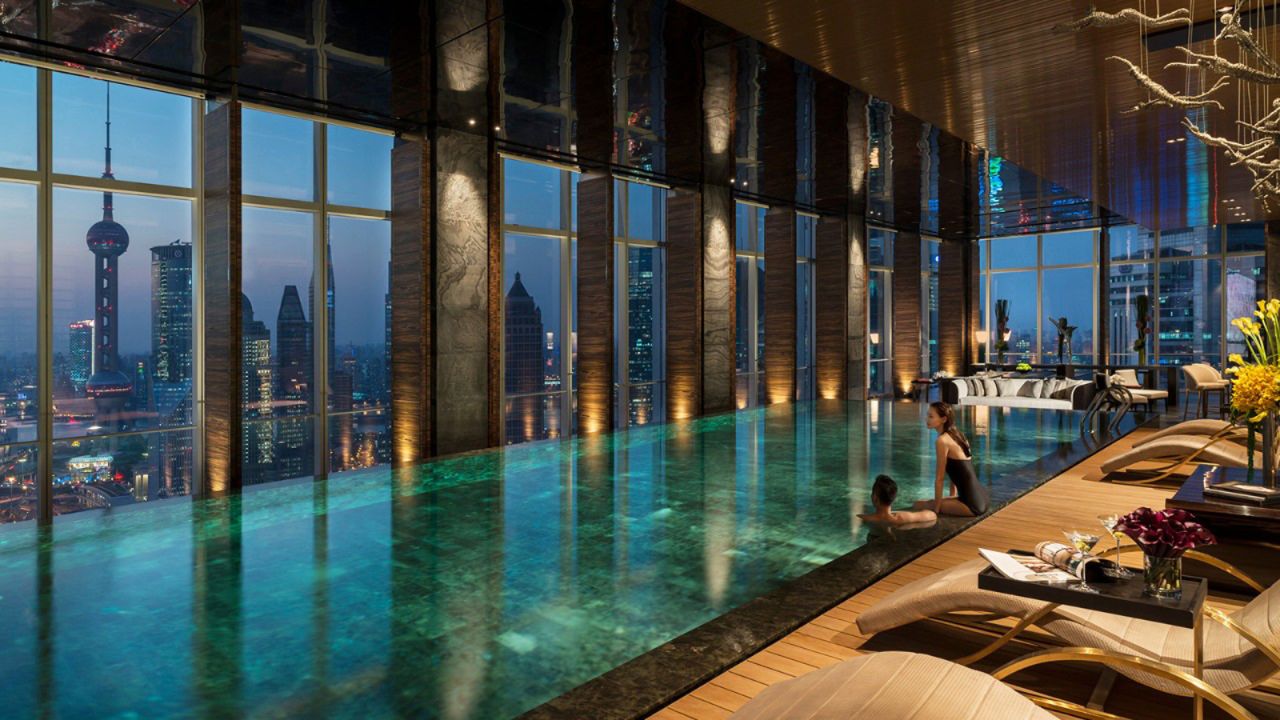Las piscinas infinitas no solo se limitan al exterior. La piscina ubicada en el piso 41 del Four Seasons tiene vista al icónico horizonte de Shanghái. 