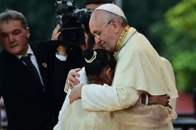 Glyzelle Palomar, de 12 a?os, estuvo en el escenario en Manila frente a decenas de miles de personas, y le preguntó al papa Francisco por qué Dios permite que los ni?os sufran.