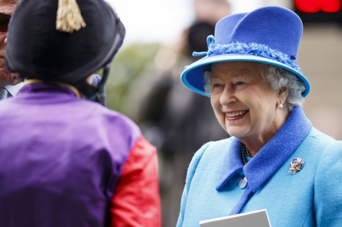 Moore cabalga  más que cualquier otro jockey en el mundo para la reina Isabel II de Gran Bretaña, e insiste en que cabalgar para la monarca no conlleva ninguna presión, porque es fácil tratar con ella.