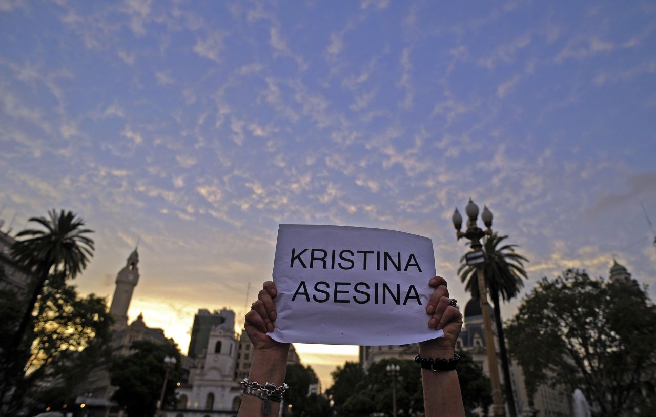 Algunos manifestantes señalan al gobierno y a la presidente Cristina Fernández.
