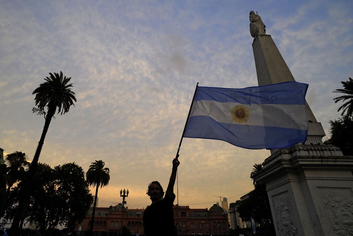 Un hombre ondea la bandera Argentina en la protesta contra la muerte del fiscal Alberto Nisman en la Plaza de Mayo en Buenos Aires. 