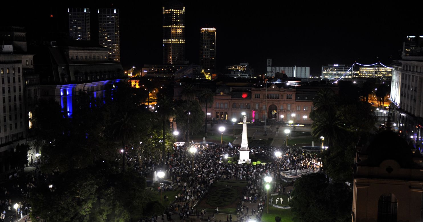 Manifestantes en contra de la muerte del fiscal Alberto Nisman muestran su descontento en la Plaza de Mayo.