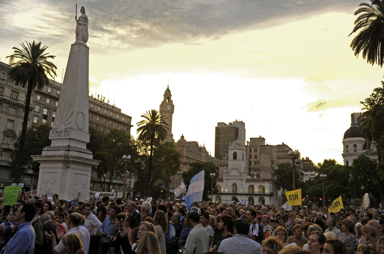 La gente se comenzó a aglomerar en la icónica Plaza de Mayo de la capital argentina para protestar por la muerte de Alberto Nisman. 