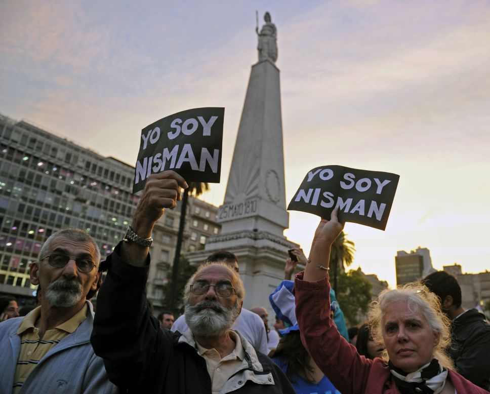 "Todos Somos Nisman" o "Yo Soy Nisman", son las consignas de aquellos que protestan por la muerte del fiscal. 