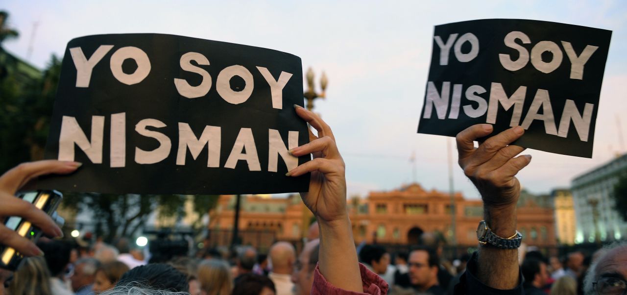"Todos Somos Nisman" o "Yo Soy Nisman", son las consignas de aquellos que protestan por la muerte del fiscal. 