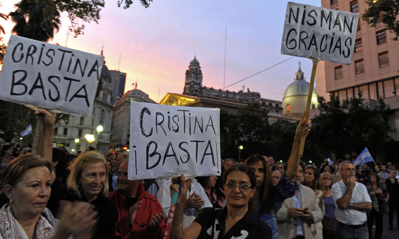 Ciudadanos muestran su descontento con la presidenta argentina Cristina Fernández de Kirchner. También, agradecen el trabajo del fiscal Nisman en la investigación del atentado contra la AMIA. 