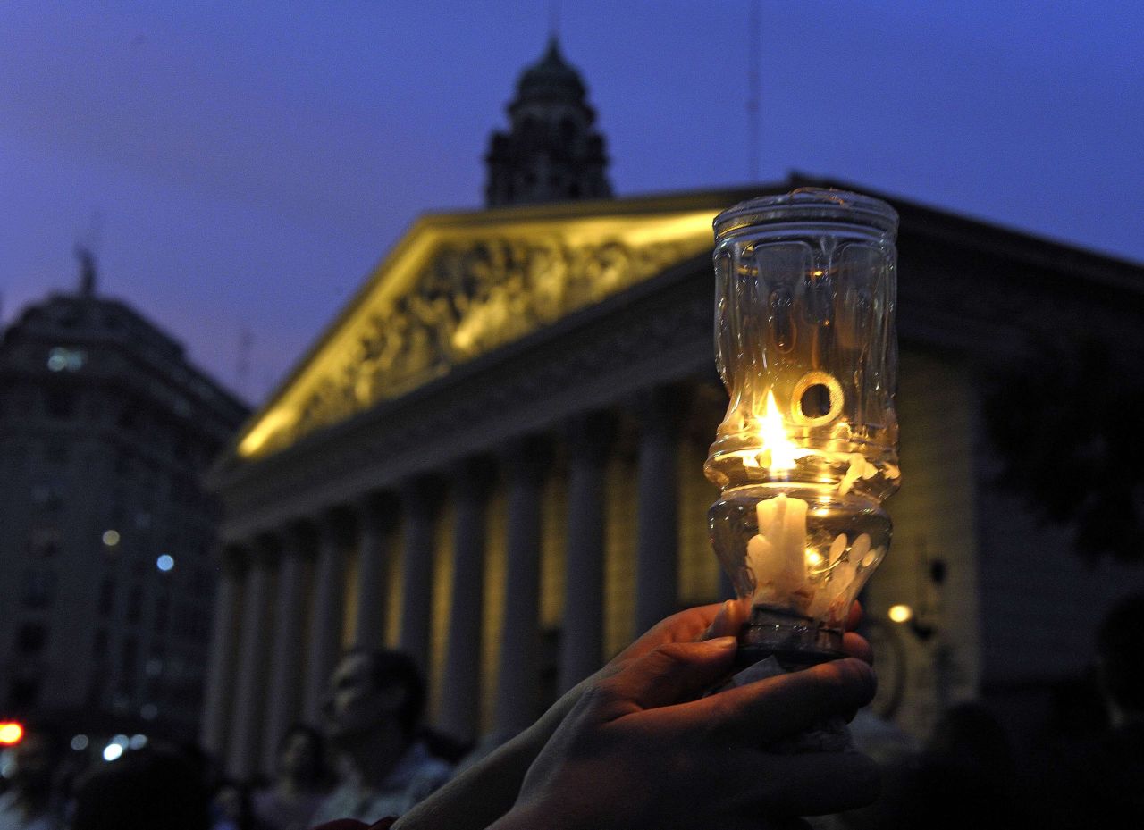 En la Plaza de Mayo capitalina, además de los carteles, también se han podido ver velas en memoria del fiscal Nisman.