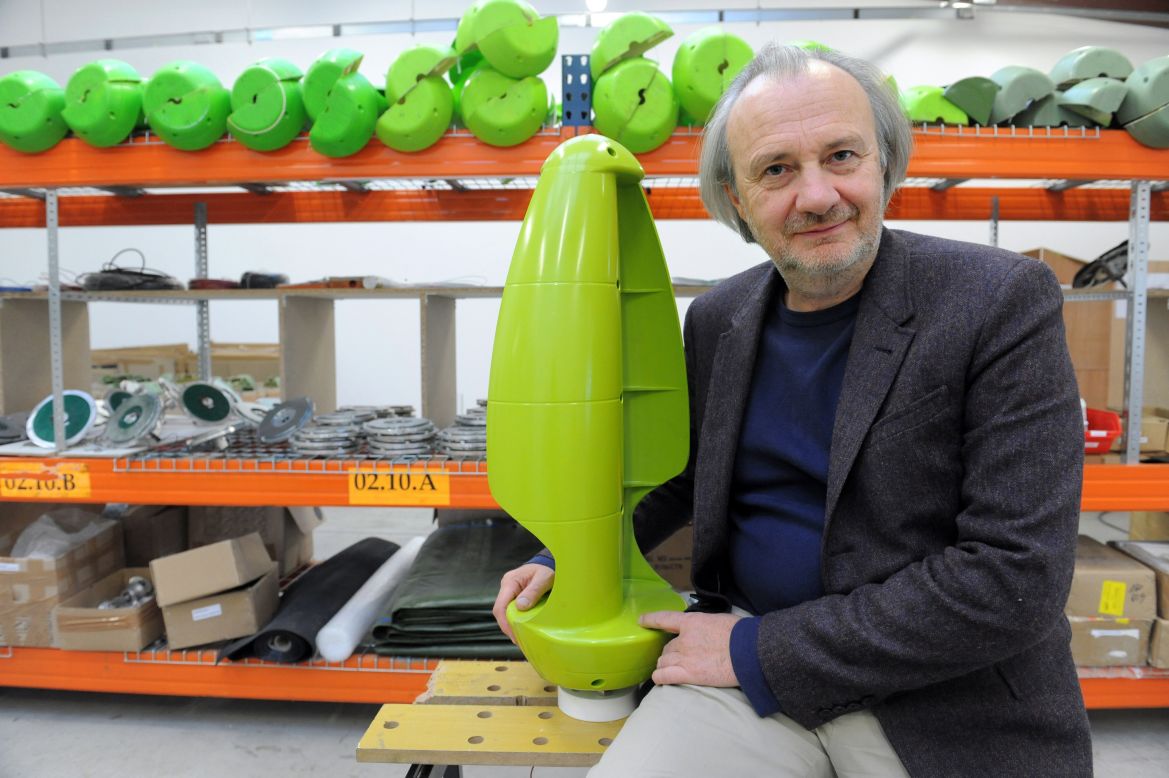 Su creador, Jerome Michaud-Larivire, con una de las micro turbinas.