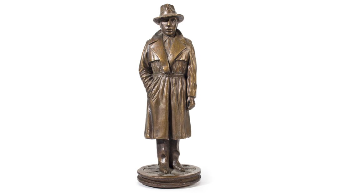 This bronze figure of Humphrey Bogart portrayed as the character Sam Spade in the film "The Maltese Falcon" has piqued the interest of collectors and fans alike. 