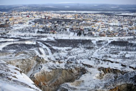 So how did it all happen? Over a decade ago it was discovered that fissures in the ground are edging their way towards Kiruna. Activity in a nearby mine has caused cracks to appear in the ground near where some people live.