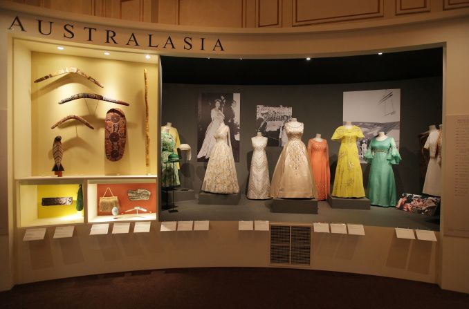 Muchos regalos que la reina recibe terminan en exhibición en museos a lo largo de la Mancomunidad de Naciones. Aquí, los vestidos de su gira por los países de Australasia se exponen en el Palacio de Buckingham.