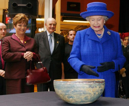 Su Majestad acepta un tazón que le dieron durante una gira en Sheridan College en Oakville, Canadá.