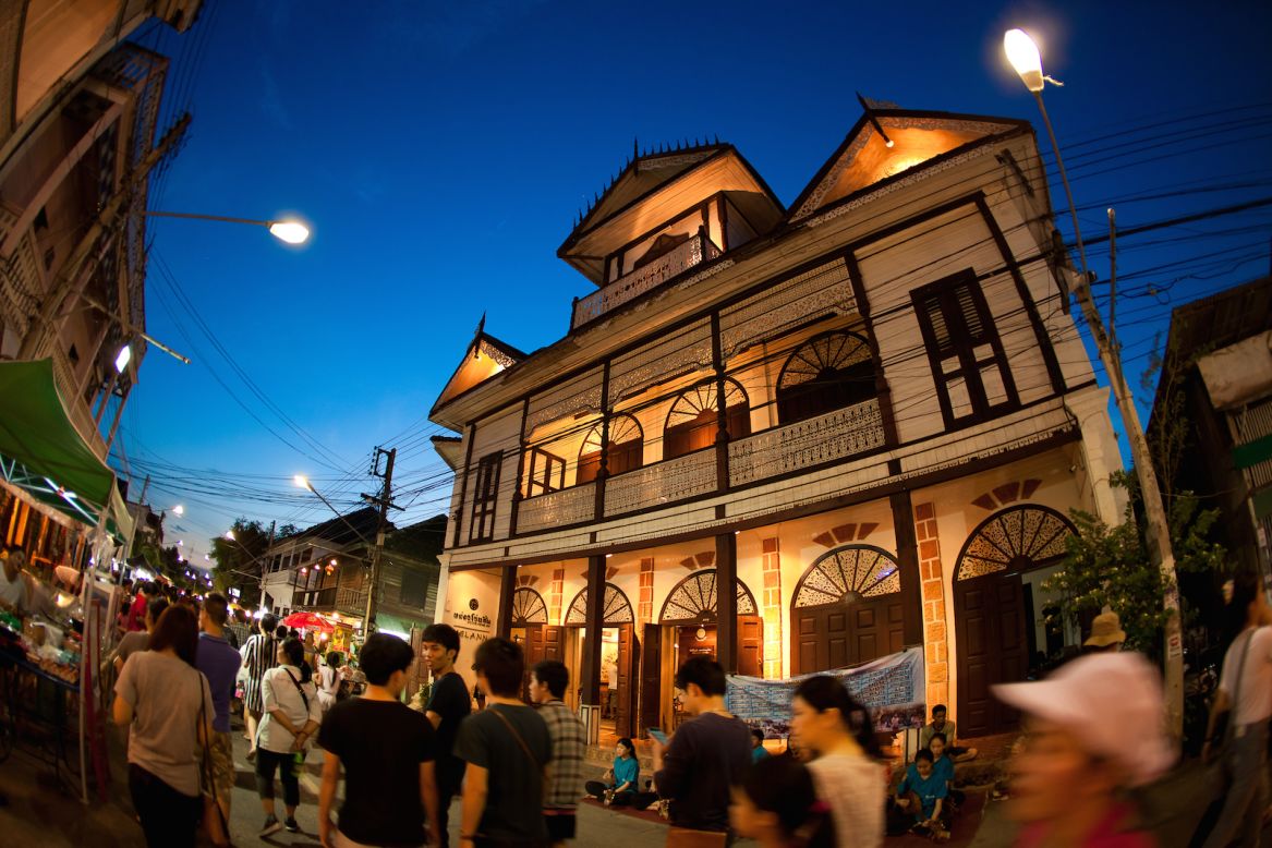Every Saturday and Sunday from 5-10 p.m., Lampang's Kad Kong Ta Walking Street transforms into a foodie paradise. 