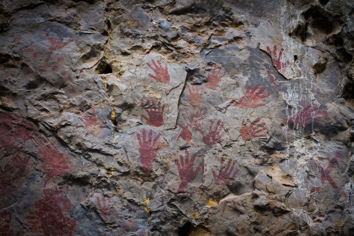 Located about 50 kilometers north of Lampang city, these prehistoric paintings on the face of Pratu Pha (Cliff's Gate) are believed to have been created 2,000-3,000 years ago. 