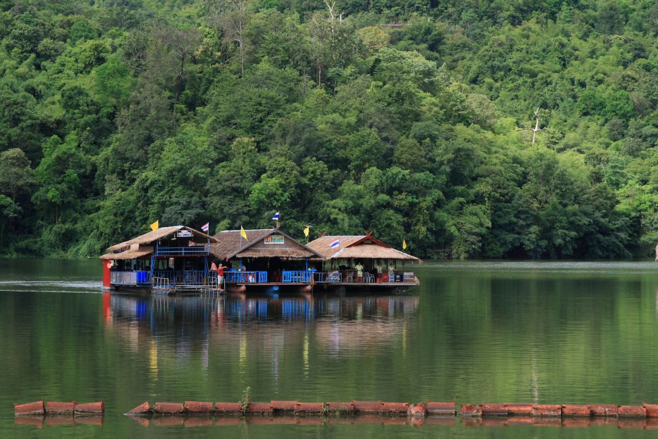 A floating restaurant on the reservoir at Lampang's Kiu Lom Dam, located about 38 kilometers from the city. Visitors can also stay overnight on rafts and rent kayaks on the shore. 