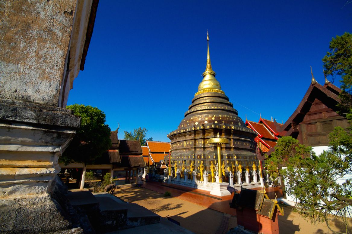 The Temple of Lampang's Great Buddha Relic is about 20 kilometers outside of the city and is believed to house several Buddha artifacts. One of the province's best examples of Lanna architecture and design, its origins date to the 11th-12th century.