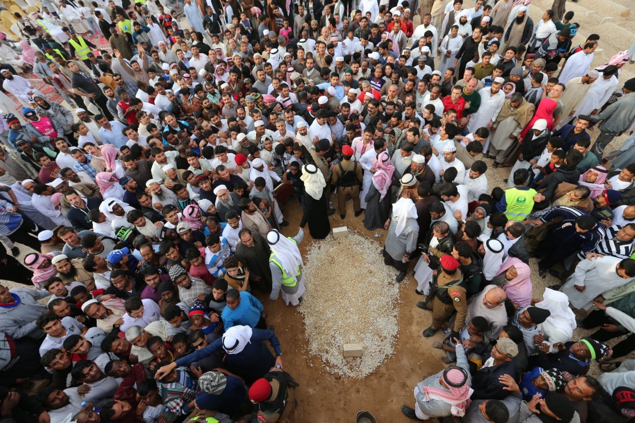 Mourners in Riyadh, Saudi Arabia, gather around the grave of King Abdullah bin Abdulaziz al Saud on Friday, January 23. Thousands gathered in Riyadh to pay their respects to <a href="http://www.cnn.com/2015/01/22/world/gallery/king-abdullah/index.html" target="_blank">King Abdullah</a>, who died early in the day at the age of 90.