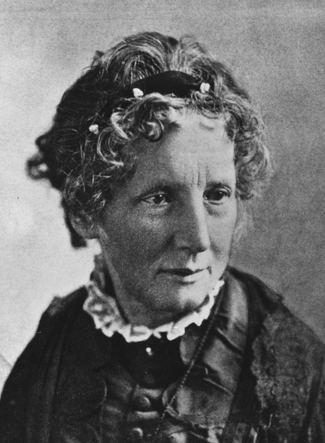 Harriet Beecher Stowe's best-selling novel "Uncle Tom's Cabin" popularized the anti-slavery campaign. 