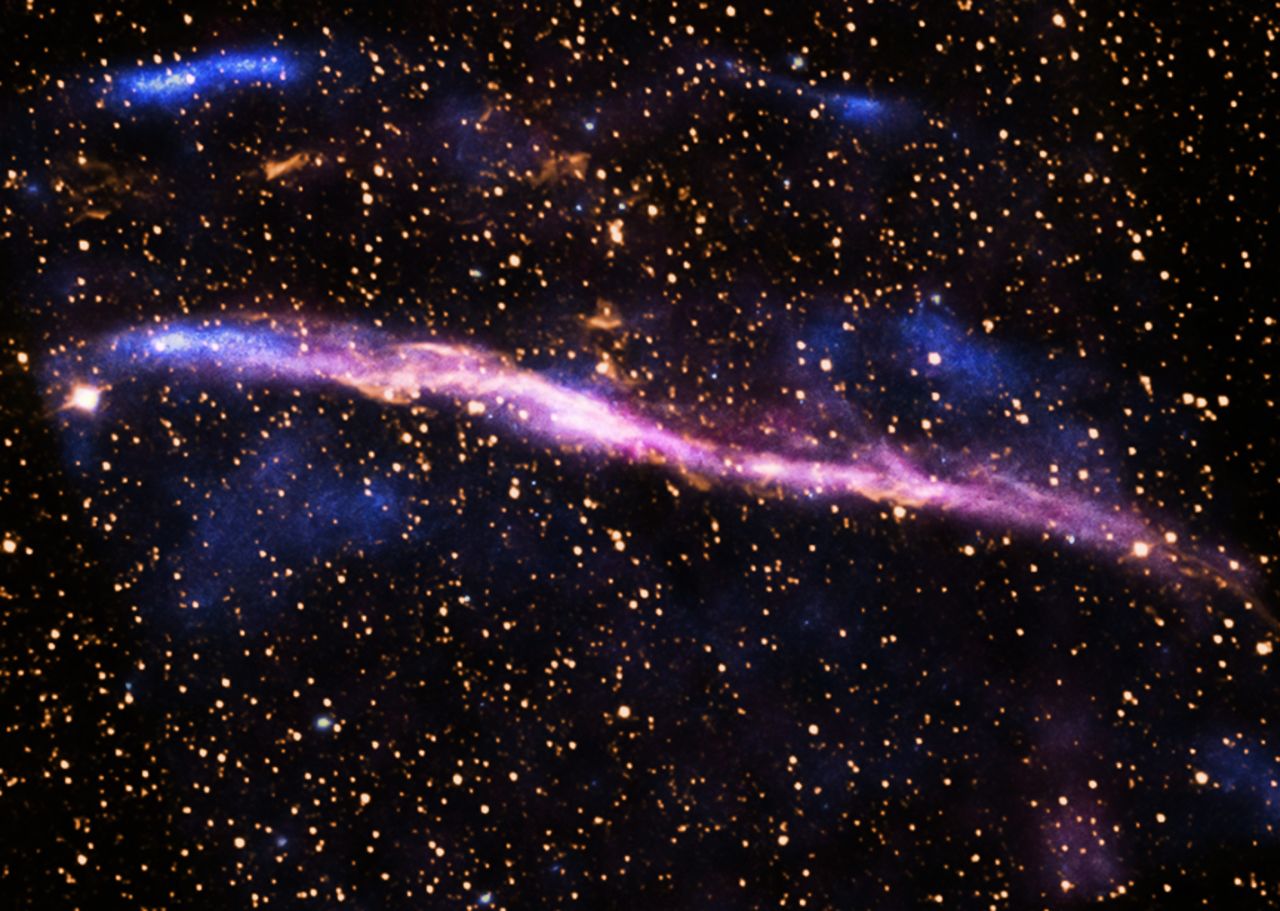 Esta impresionante imagen muestra los restos de una explosión de una supernova presenciada por astrónomos chinos hace casi 2.000 años. Gracias a los avances en tecnología, los telescopios modernos pueden observar estos remanentes de luz que de otra forma serían invisibles al ojo humano. 
