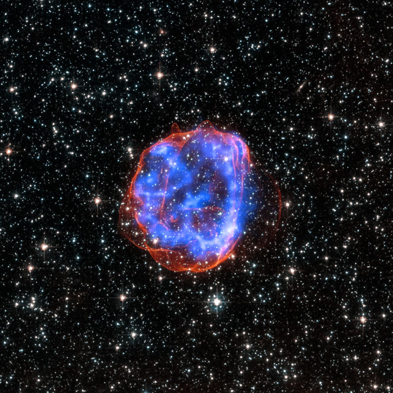 Cuando una enorme estrella explotó en una de nuestras galaxias próximas, conocida como la Gran Nube de Magallanes, un amplio campo de desechos con el atractivo nombre SNR 0519-69 quedó en su lugar. En esta imagen, en realidad puedes ver el borde de la detonación en rojo alrededor del gas de grado multimillonario captado en azul por el Observatorio Chandra de rayos X. 