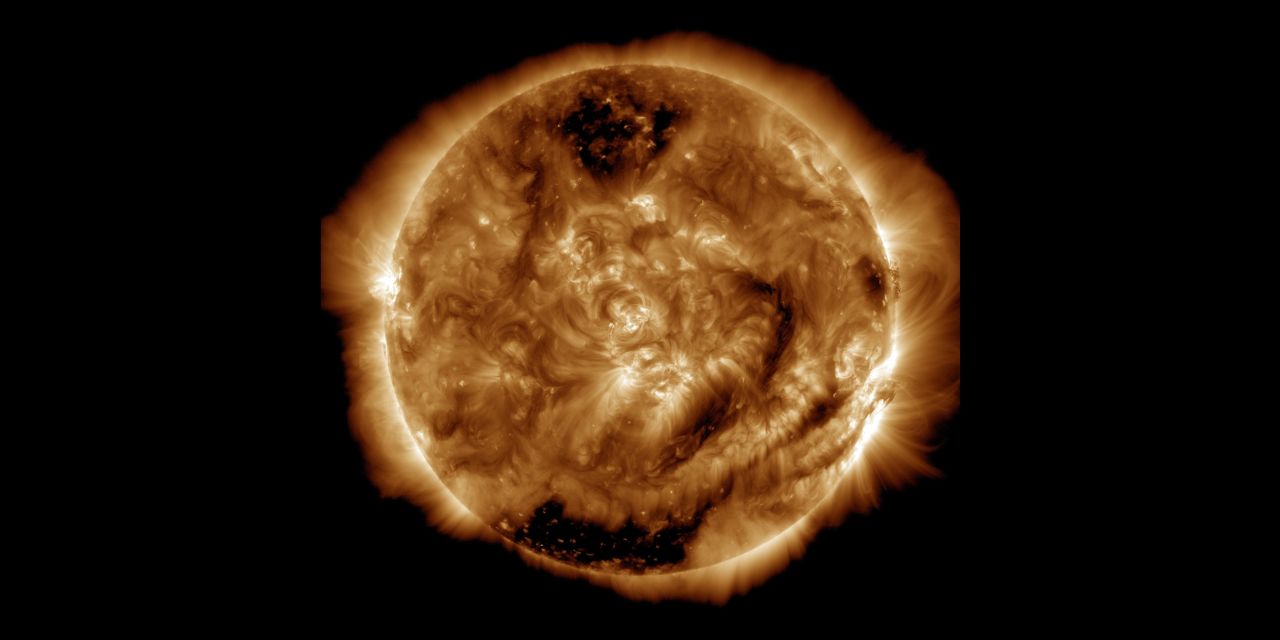 También vimos la imagen 100 millonésima del Sol tomada en el Observatorio de Dinámica Solar el 19 de enero de 2015. Las regiones más oscuras de la imagen son áreas de un gas menos denso como agujeros coronales, donde el material solar se aleja del Sol. 