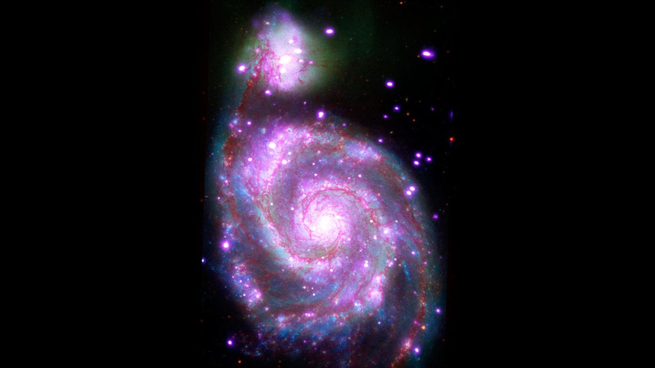 Ubicada a 30 millones de años luz de la Tierra, esta galaxia en forma de espiral, llamada Mesier 51, ha sido apodada "el remolino" por su forma de espiral. Datos de una serie de telescopios, entre ellos el Chandra (los rayos X se muestran en morado), el Hubble (la luz visible se muestra en verde), el Spitzer (luz infrarroja en rojo) y el Galaxy Evolution Explorer (ultravioleta en azul) han ayudado a crear esta impresionante imagen de una galaxia cuya forma es similar a la nuestra. 