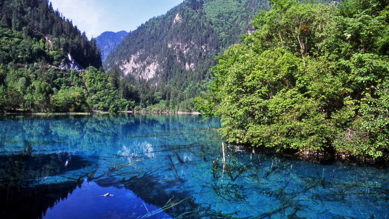 <strong>Jiuzhaigou, Sichuan: </strong>Jiuzhaigou's a region full of stunning alpine lakes that are filled with incredible water that changes color throughout the day.