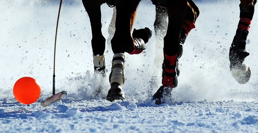 El polo de nieve utiliza una pelota de alta visibilidad, comparada con una bola de polo stándar.