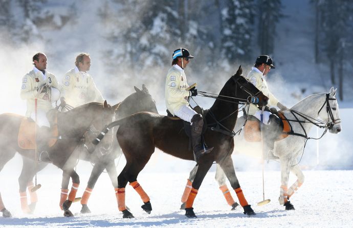 Los jugadores dicen que St Moritz es el torneo de polo sobre nieve más prestigioso. Hasta 15.000 personas asisten al evento.