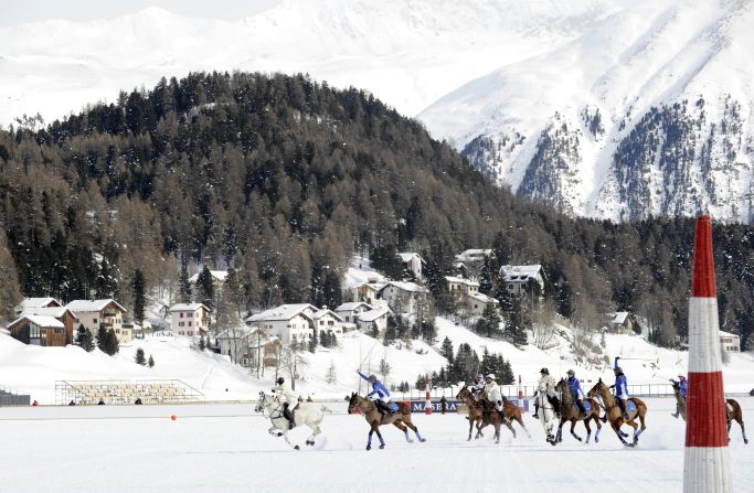Los organizadores dicen que los locales llaman al evento de St Moritz el 'Wimbledon del polo sobre nieve'.