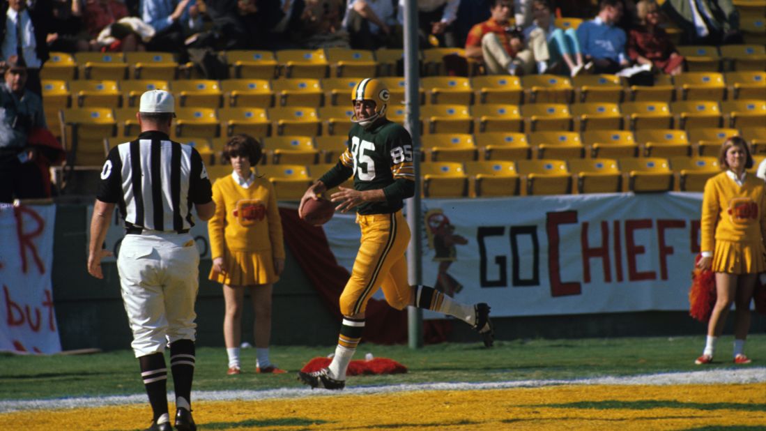 <strong>First score in Super Bowl history:</strong> In the first quarter of what we know now as Super Bowl I, Green Bay Packers wide receiver Max McGee scored a touchdown on a 37-yard pass from Bart Starr. McGee made the catch with one hand, reaching behind him before speeding past the defender.