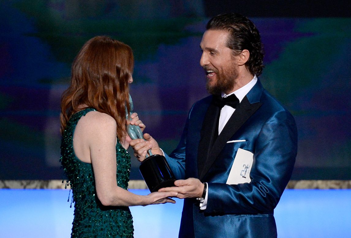 Julianne Moore accepts an award from Matthew McConaughey for her leading role in the film "Still Alice."