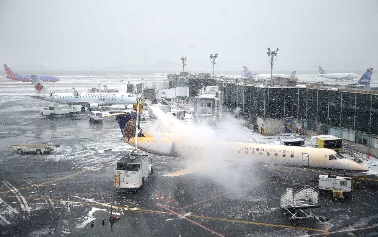 Descongelan un avión en el aeropuerto de La Guardia en Nueva York, el 26 de enero de 2015. Las aerolíneas cancelaron miles de vuelos desde y hacia la costa este del país por la tormenta de nieve que se espera deje hasta 90 centímetros de nieve. (Foto AP/Seth Wenig/AP)