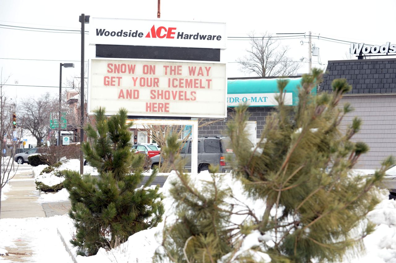 Un letrero en la tienda Ace Hardware urge a los compradores a prepararse para la tormenta de nieve que llegará esta noche y durará hasta el miércoles. 26 de enero de 2015 en Winthrop, Massachusetts. (Darren McCollester/Getty Images)