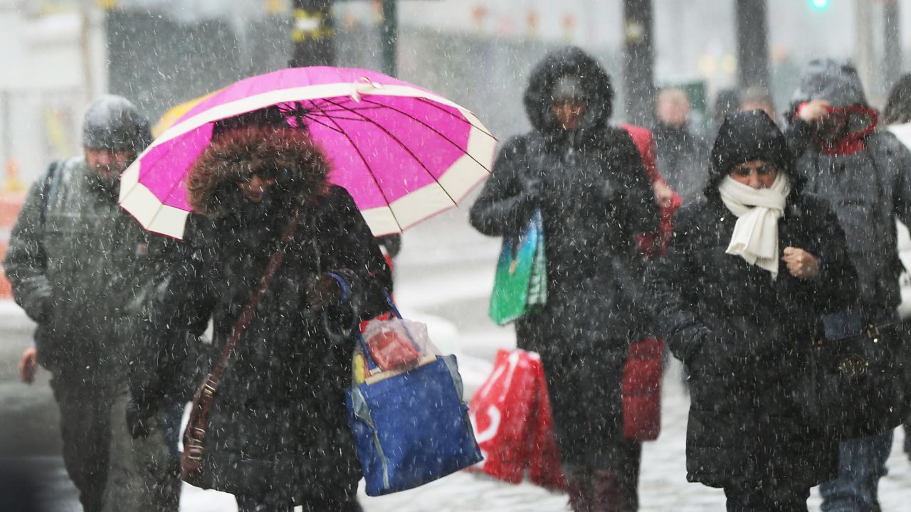 Personas caminando en una calle de Manhattan. Bill de Blasio, alcalde de Nueva York, anunció que sólo serán permitidos vehículos de emergencia en las carreteras después de las 11 de la noche. (Spencer Platt/Getty Images)