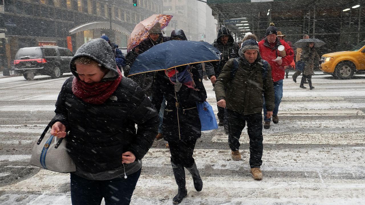 La gente pasando una calle en la ciudad de Nueva York durante la tormenta de nieve. 26 de enero de 2015. El alcalde de Nueva York advierte que está podría ser una de las peores tormentas de la historia. (Jewel Samad/AFP/Getty Images)