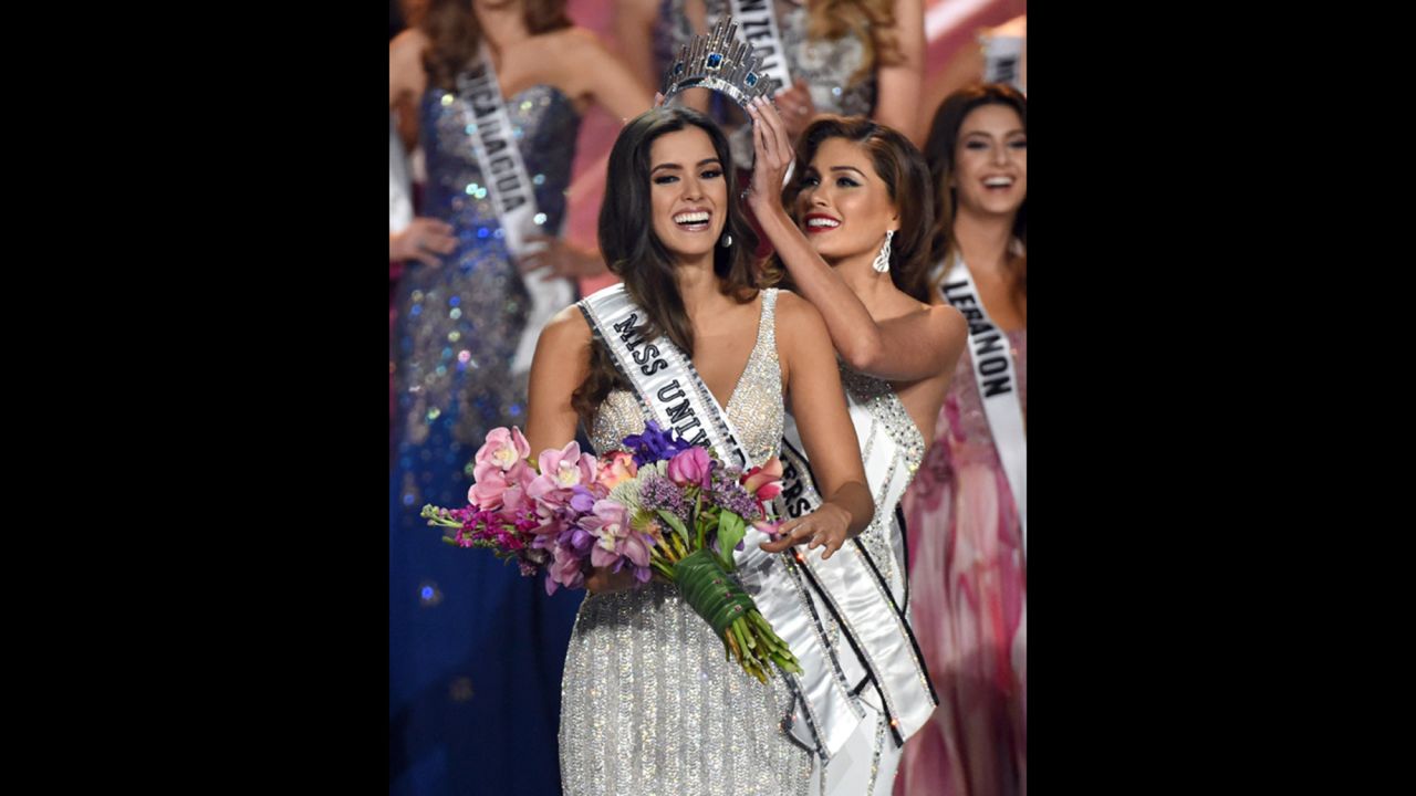 Gabriela Isler, Miss Universo 2013, corona a Paulina Vega como la mujer más hermosa del universo 2014. (Timothy A. Clary/AFP/Getty Images)