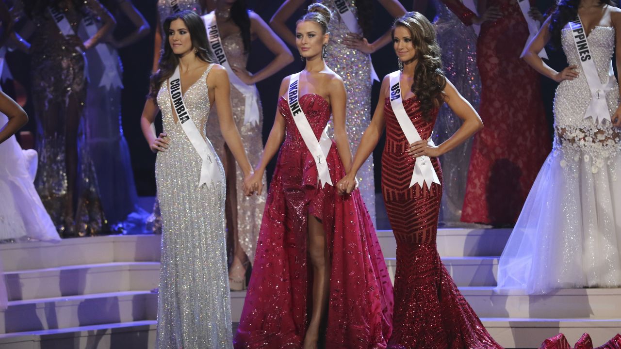 Paulina Vega junto a Diana Harkusha, señorita Ucrania y Nia Sánchez, señorita Estados Unidos, las tres finalistas de Miss Universo. (Alexander Tamargo/Getty Images)