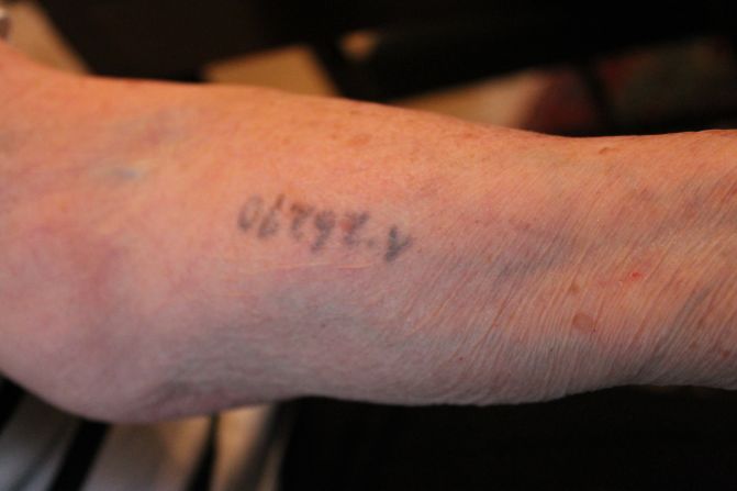 Rozalia muestra el tatuaje que todavía tiene en su brazo de los días que pasó en ese campamento de la muerte. Rozali perdió a su familia y su juventud en el Holocausto, pero nunca perdió sus ganas de vivir.