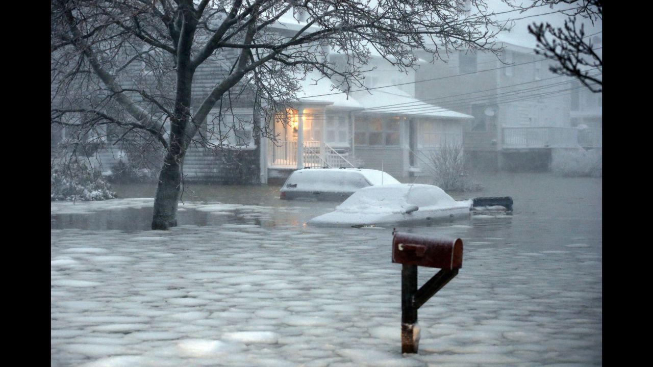 Agua congelada inunda una calle en Scituate, Massachusetts, el martes, 27 de enero 2015.