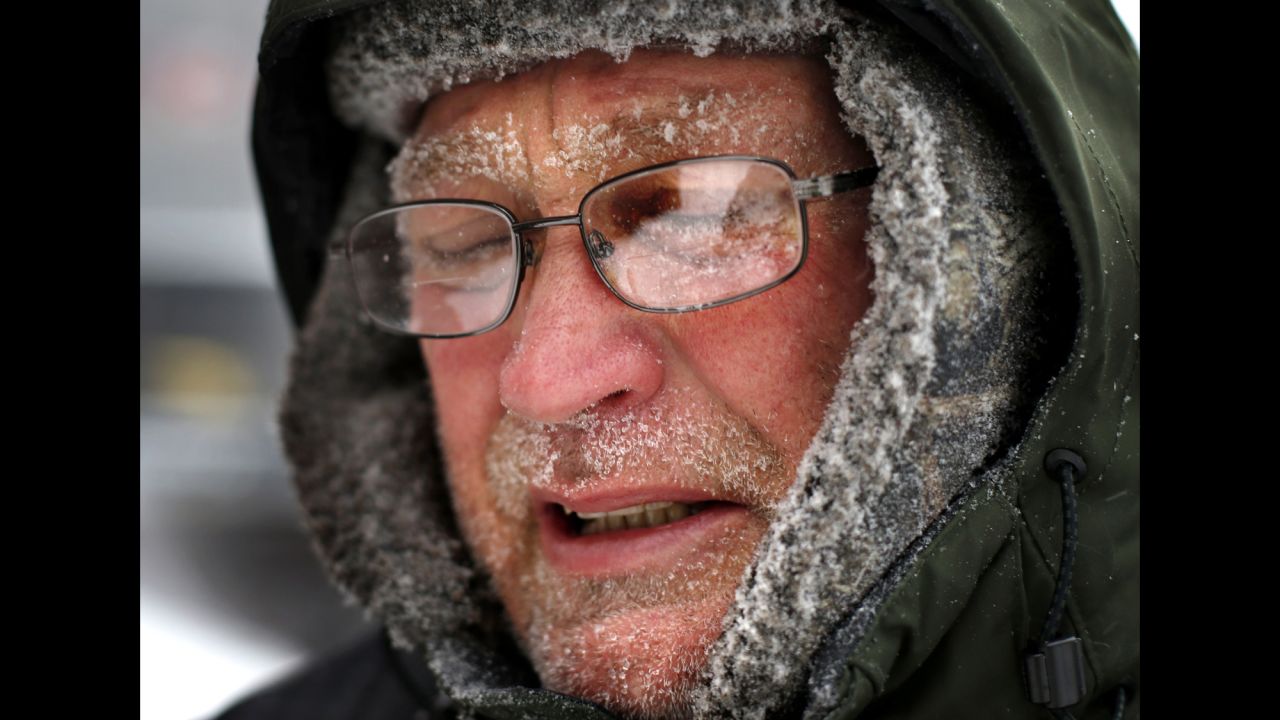 La nieve en el rostro de un hombre mientras palea la nieve de una acera en el centro de Portland, Maine. 27 de enero de 2015.
