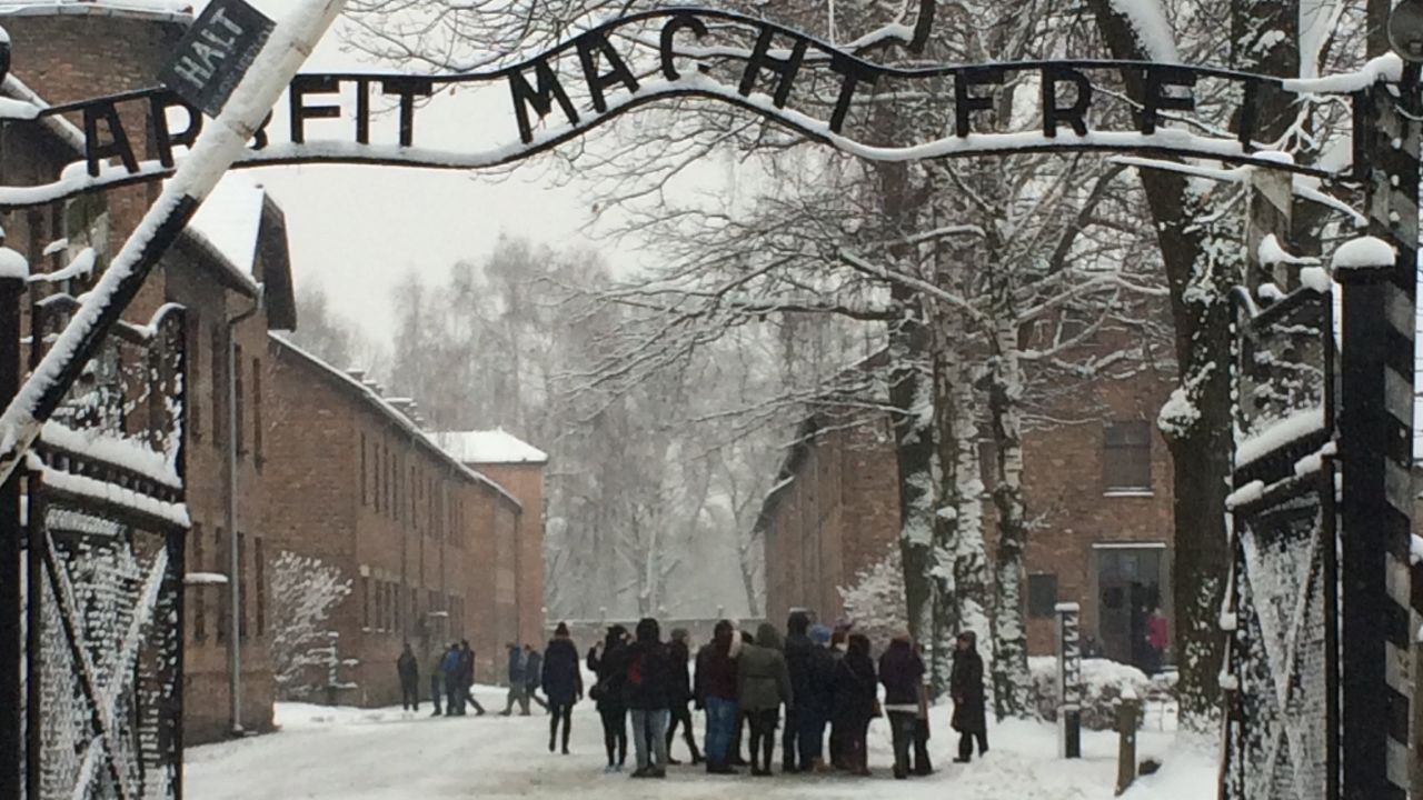 CNNE Auschwitz gate