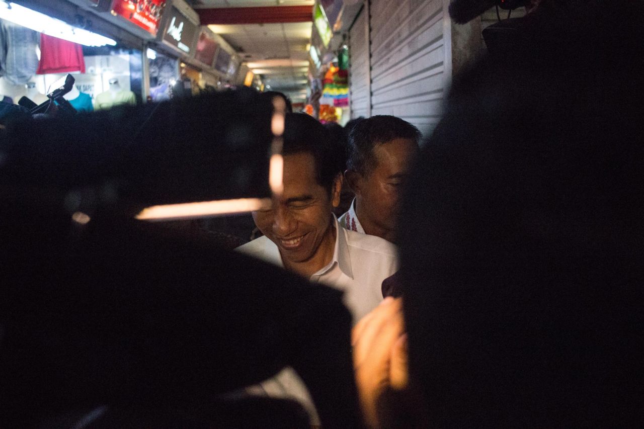 The hallways quickly became impassable as word spread through the market's multiple floors that Jokowi was among them.<br /><br />Bodyguards did their best to hold back the crush, as storekeepers and shoppers reached in for handshakes and selfies.