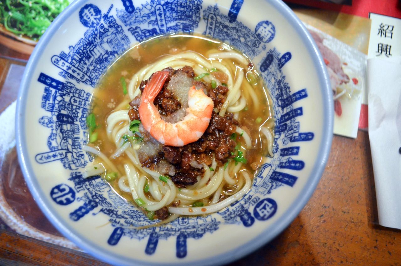 These oil noodles with minced pork and shrimp make one of the most iconic snacks in Tainan.