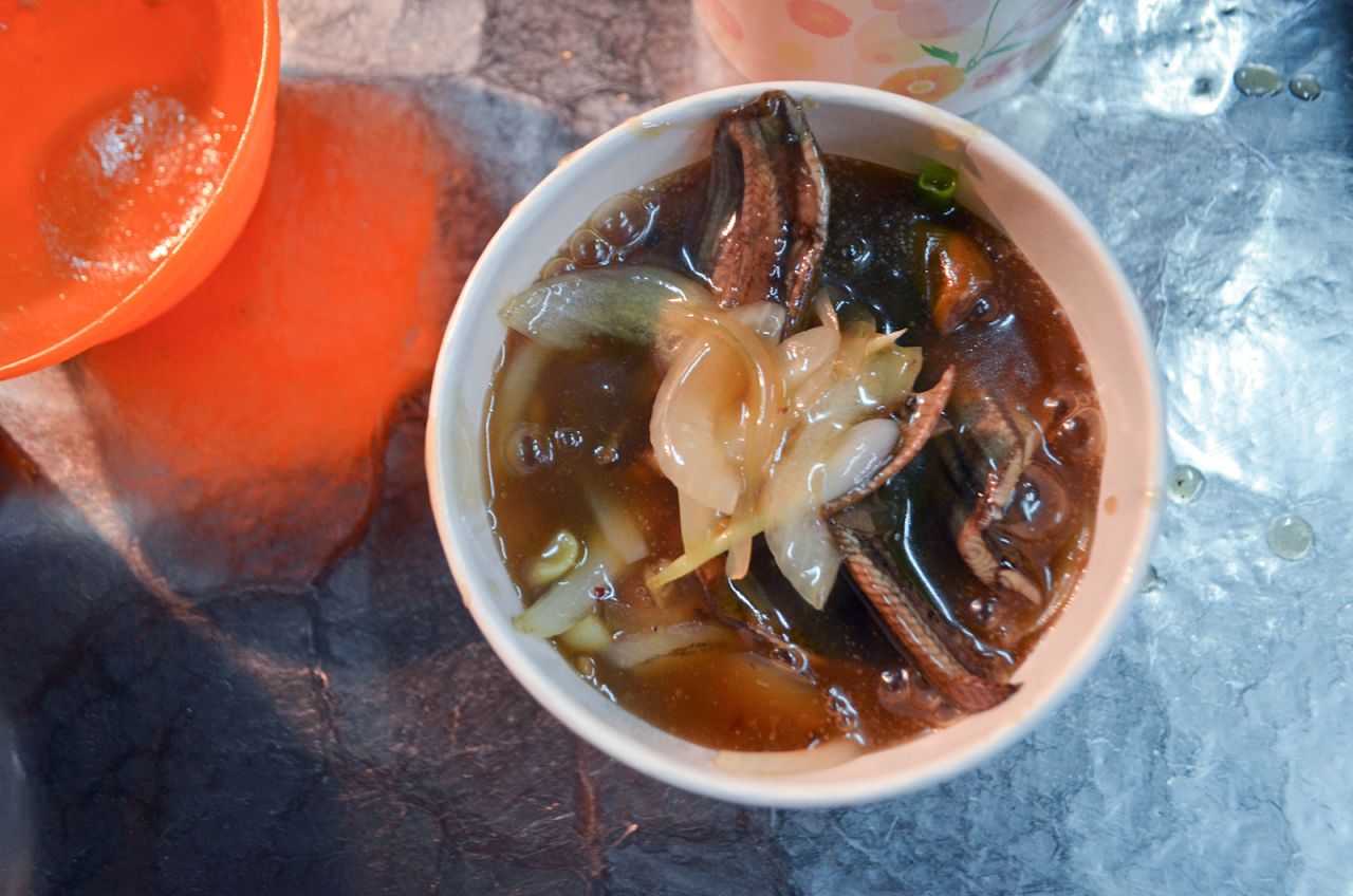 To have a crunchier eel texture, some restaurants stir fry the eels before boiling them in broth. 
