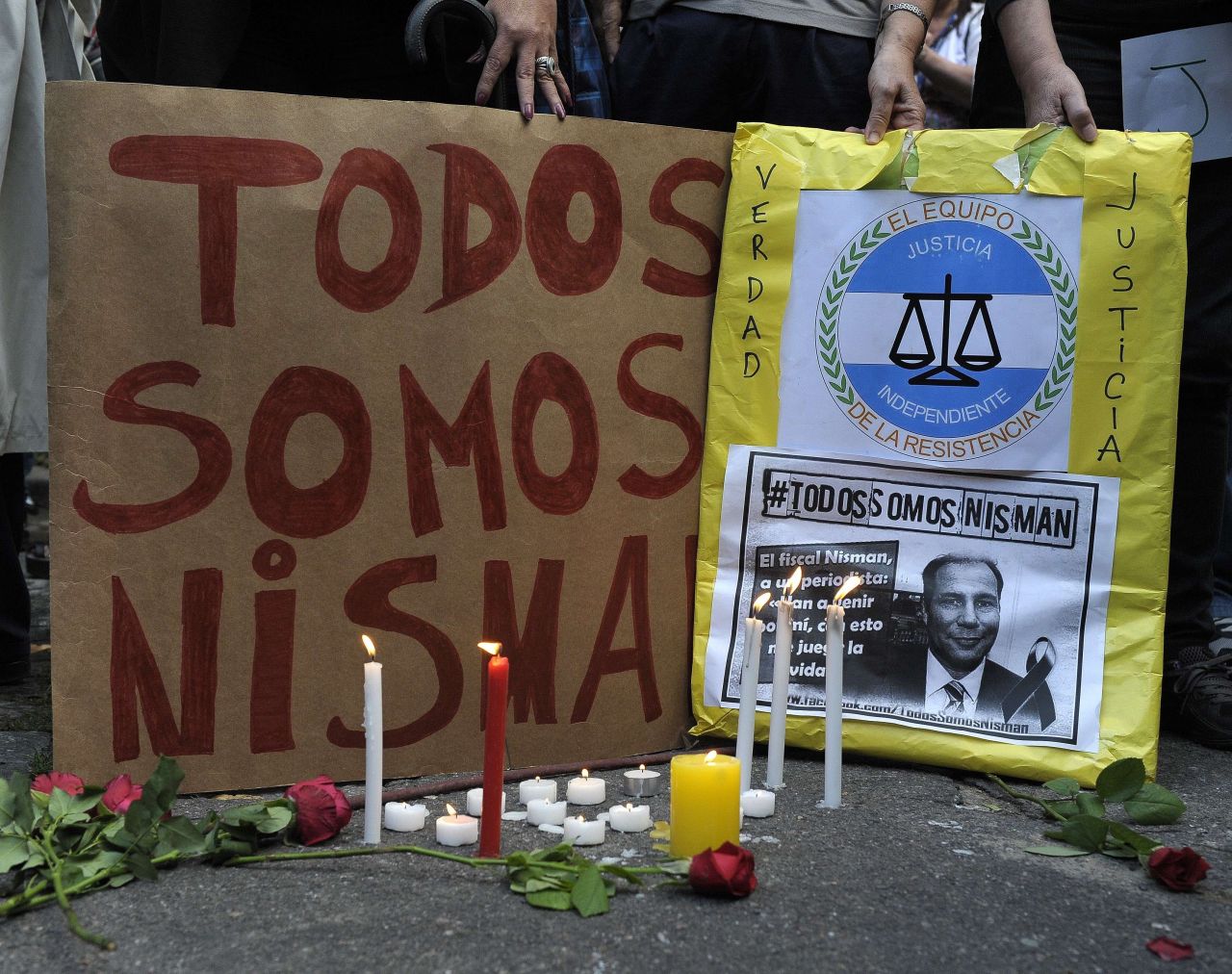 Nisman fue enterrado en un cementerio judío en medio de los reclamos de justicia de muchos que se acercaron al lugar para despedirlo.