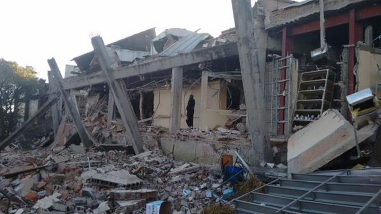 Al menos tres personas murieron y decenas resultaron heridas, tras la explosión de un camión cisterna frente a un hospital infantil en la Ciudad de México.