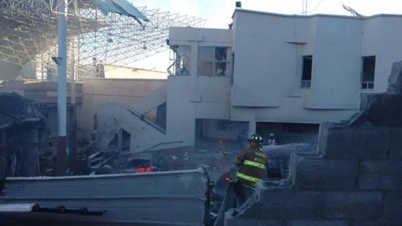 Bomberos, ambulancias y patrullas de la policía se movilizan hacia el lugar. Bebés que estaban en el hospital están siendo trasladados hacia otros hospitales.