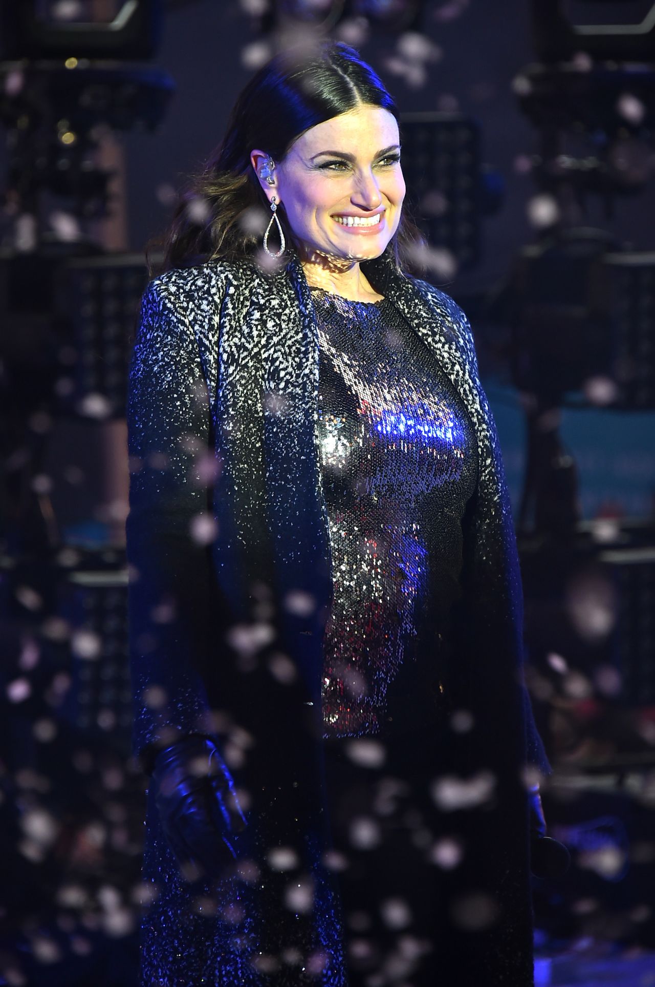 "Let it go" singer Idina Menzel will be serenading fans with the national anthem at the Super Bowl final.